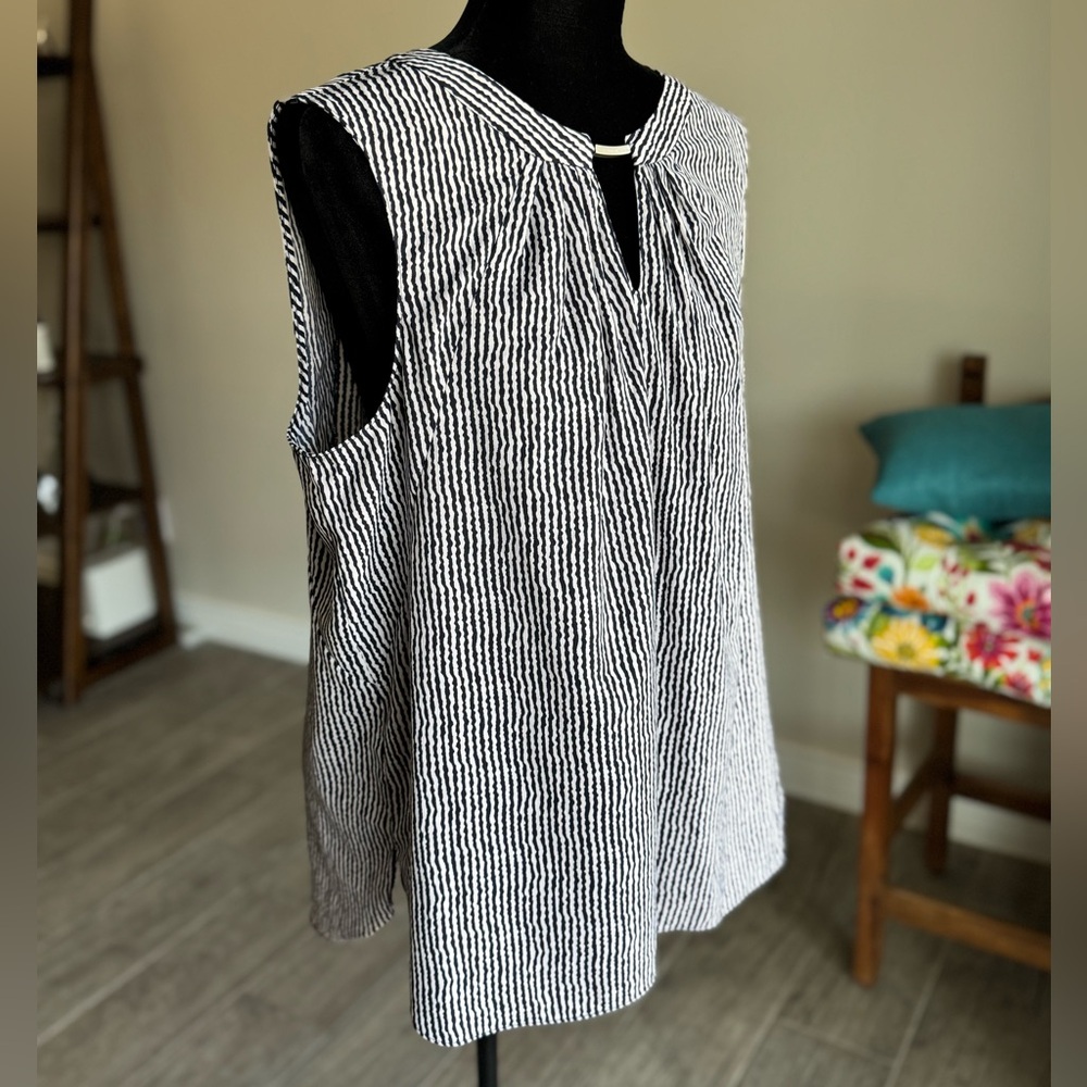 Jones New York Navy and White Sleeveless Blouse